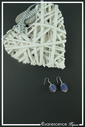 boucles-d-oreilles-cage-en-metal-cheyenne-couleur-argent-et-bleu-sur-fond-noir