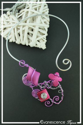 collier-en-aluminium-gatsby-couleur-argent-et-fuchsia-sur-fond-noir