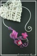 collier-en-aluminium-gatsby-couleur-argent-et-fuchsia-sur-fond-noir