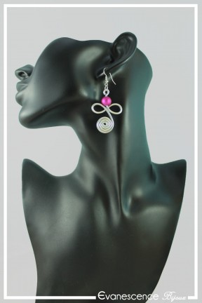 boucles-d-oreilles-en-aluminium-lucky-couleur-argent-et-fuchsia-portees