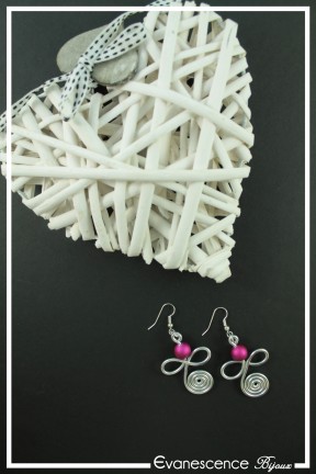 boucles-d-oreilles-en-aluminium-lucky-couleur-argent-et-fuchsia-sur-fond-noir