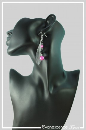 boucles-d-oreilles-sur-clous-ambre-couleur-fuchsia-et-noir-modele-plumes-portees