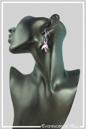 boucles-d-oreilles-finette-couleur-rose-et-blanc-portees