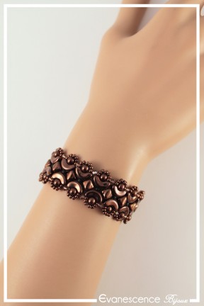 bracelet-safran-couleur-chocolat-porte