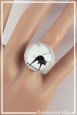 bague-reglable-chat-qui-fait-le-beau-couleur-blanc-et-noir-portee-zoom